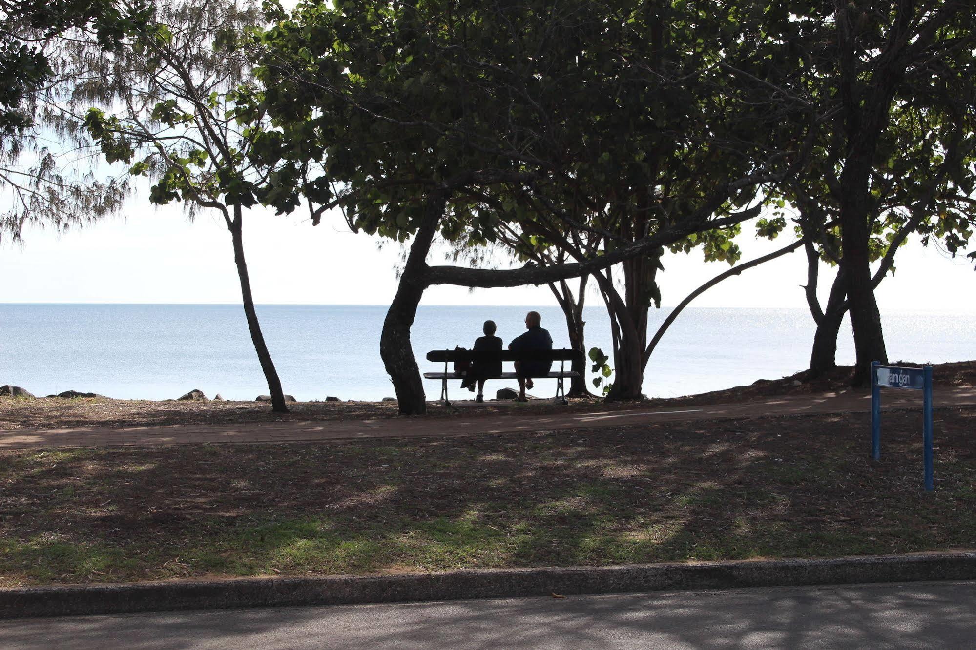 Alexander Beachfront Apartments Hervey Bay Eksteriør bilde